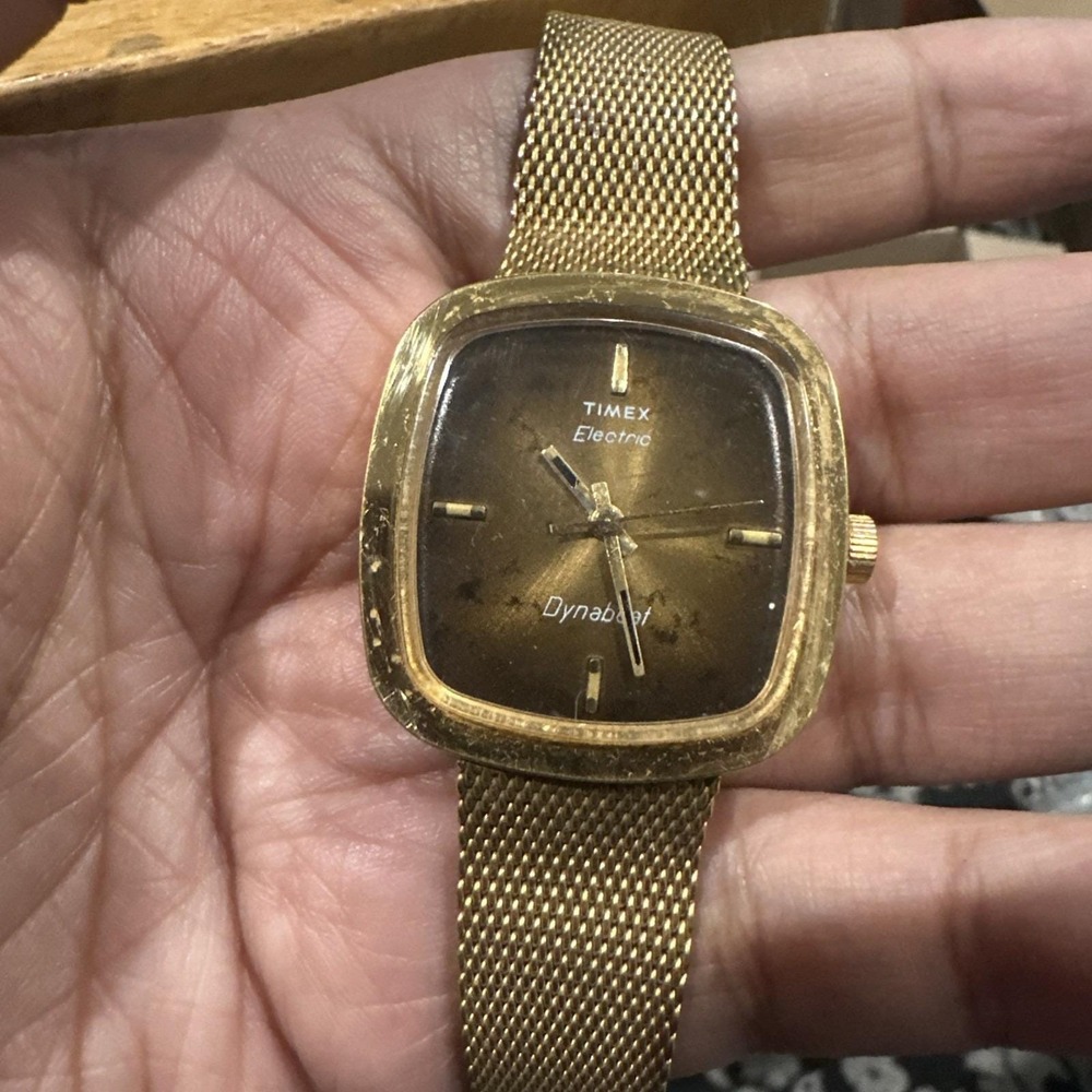 Working Vintage Timex Electric Dynabeaf Gold Tone Watch Broken Band Quartz 33mm
